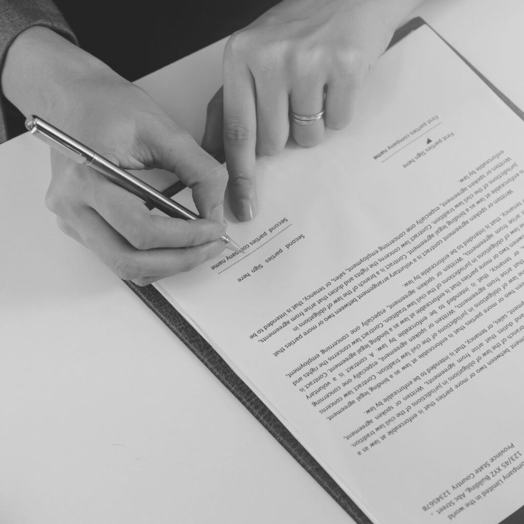 Jak skutecznie zabezpieczyć interesy firmy w umowach handlowych